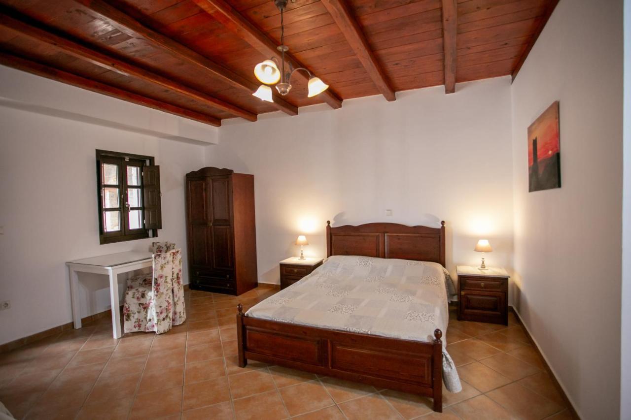 Traditional Apartments Plagiaki Néon Oítilon Buitenkant foto